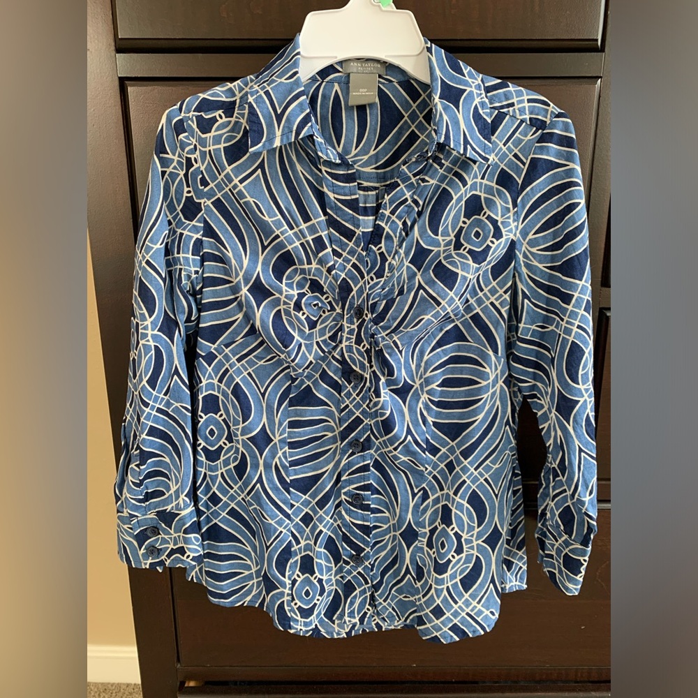 Ann Taylor Blue Graphic Button Down Blouse PXXS